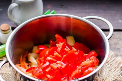 сложете зеленчуци в тиган