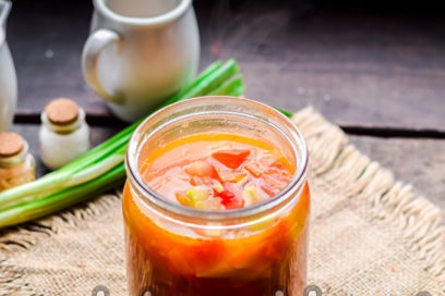 напълнете консервите със салата