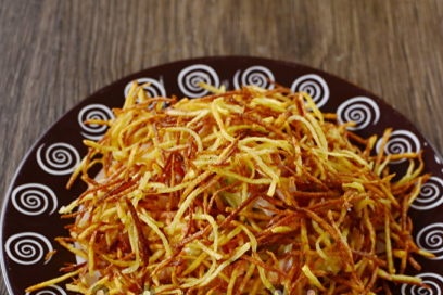 подредете салатата и украсете със сламки