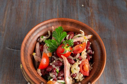 гарнирайте с билки и домати