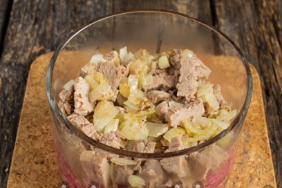 lớp thịt với hành tây