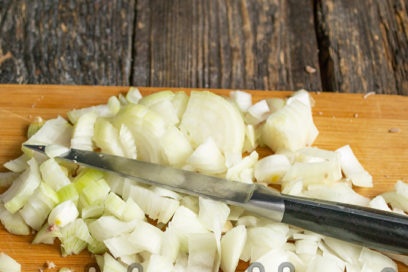 xắt nhỏ và xào hành tây