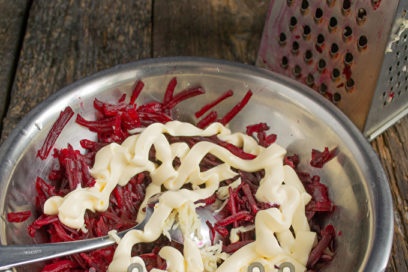 thêm tỏi và mayonnaise