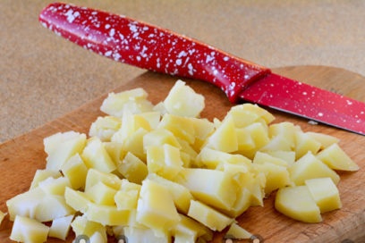 khoai tây luộc xắt nhỏ