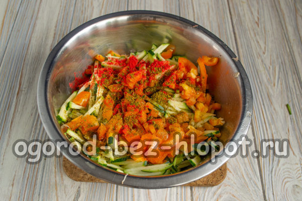 подправете със сол, черен пипер, билки