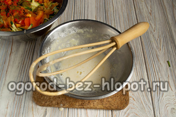 смесете яйцето, млякото и брашното