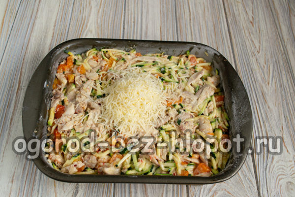 изсипете тесто, поръсете със сирене