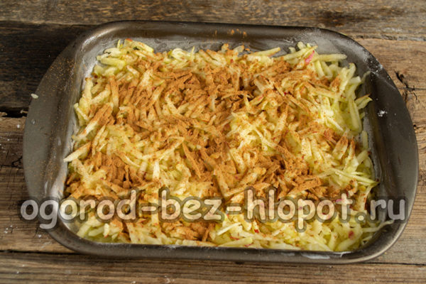 pour honey, sprinkle with cinnamon