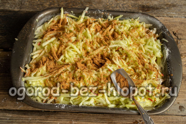 layer of apples with honey and cinnamon