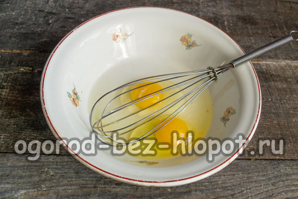 разбийте две яйца в купа