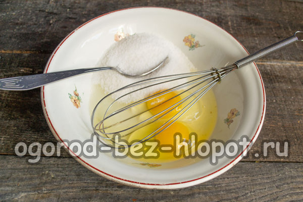 добавете захар и разбийте