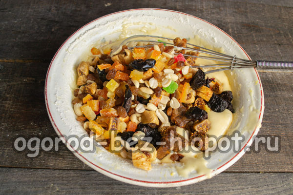 добавете ядки и сушени плодове