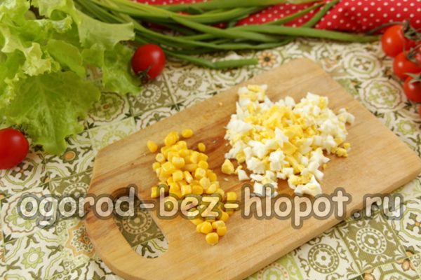 натрошете яйцето, отцедете саламурата от царевицата