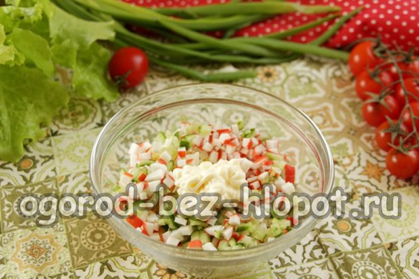 комбинирайте компонентите, добавете майонеза