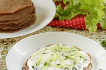 sutepkite majonezu ir grietine, sudėkite agurką