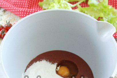 suberkite kiaušinį, miltus, druską, pipirus