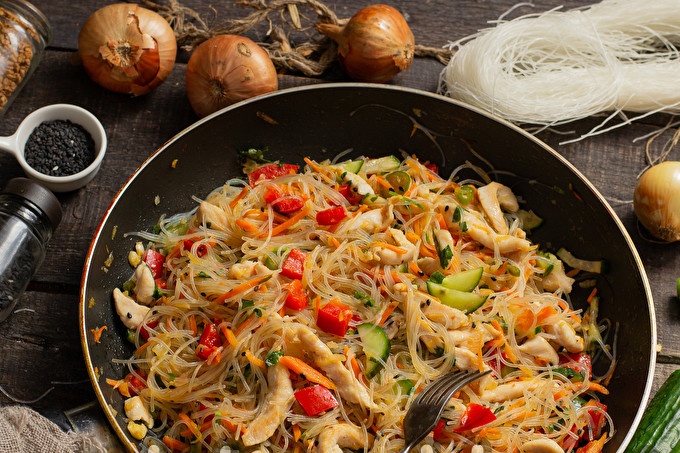 салата с фунийка, зеленчуци и пилешко месо