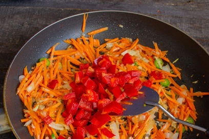 добавете черен пипер, соев сос, черен пипер