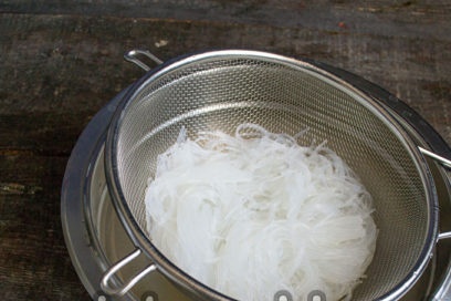 сложете юфката на сито