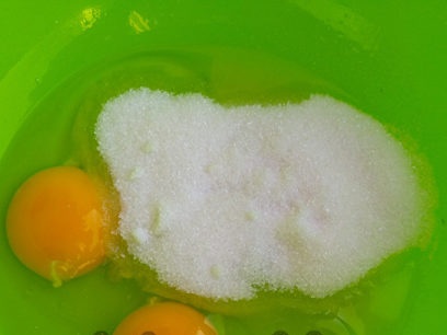 смиламе яйцата със захарта