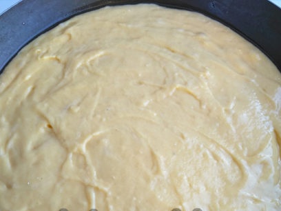 изсипете тестото в тигана