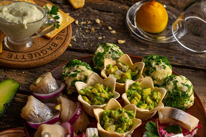 món khai vị với cá trích và khoai tây