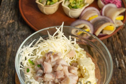 trộn khoai tây, trứng, cá trích, bơ, phô mai