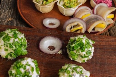 để nặn bóng, lăn trong rau xanh