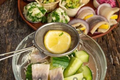 trộn trứng, dưa chuột, cá trích, phô mai, nước chanh