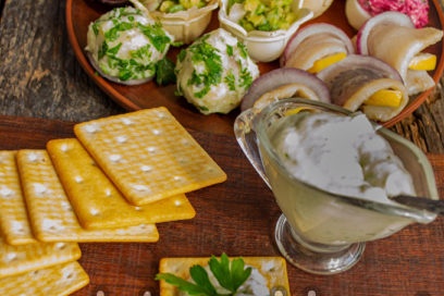 cho hỗn hợp vào bánh quy