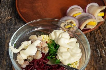 trộn củ cải, lòng đỏ, thì là, cá trích, mayonnaise