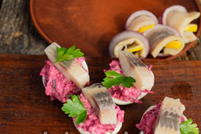 trang trí với lát cá và thảo mộc