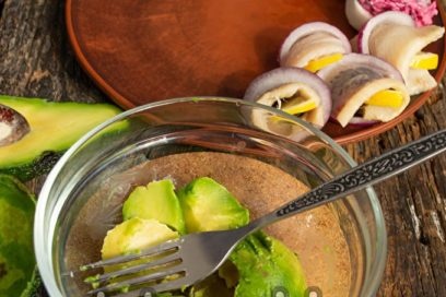 nghiền bột bơ với một cái nĩa