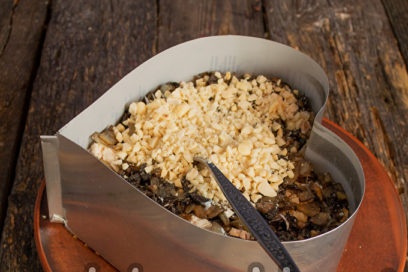 намажете с майонеза и поръсете с ядки