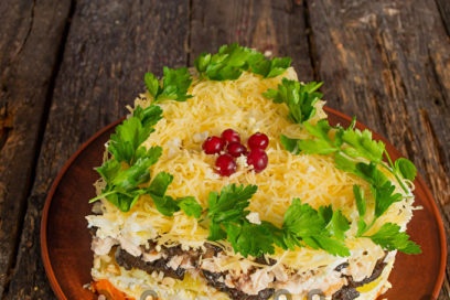 гарнирайте с магданоз и червени боровинки