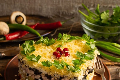 пушена пилешка бутер торта с сини сливи и гъби