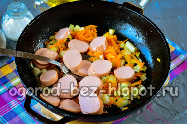 запържете лука, морковите и колбасите
