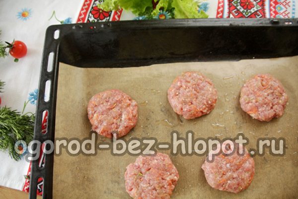 đặt patties trên giấy da