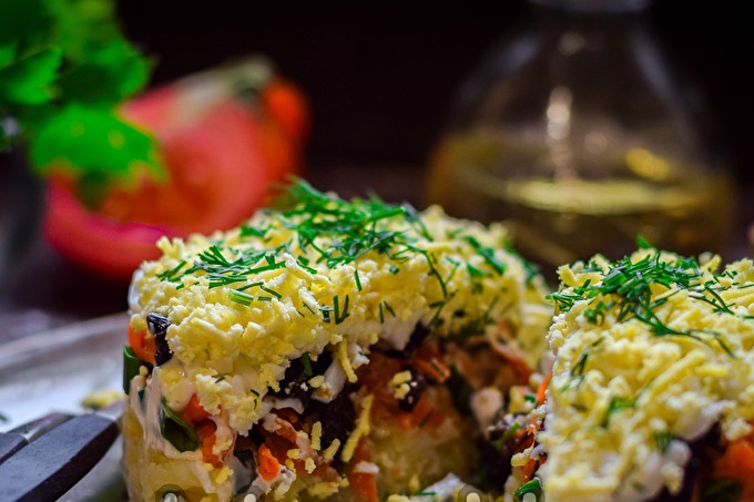 Menkės kepenėlės po kailiu su slyvomis