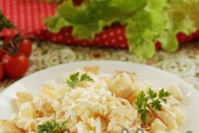 phục vụ salad trên đĩa