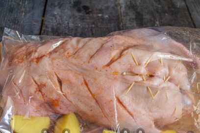 įkiškite antį į rankovę su bulvėmis