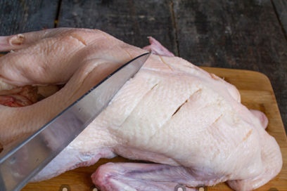 padaryti pjūvius ant krūties