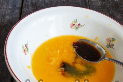 įpilkite sojos padažo