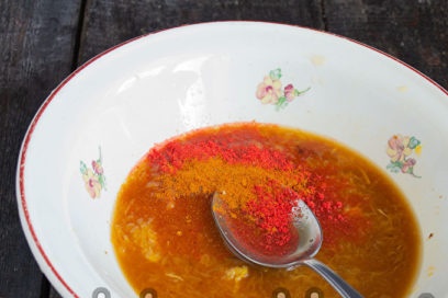 suberkite prieskonius, medų