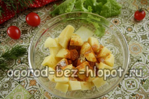 добавете подправки към картофа