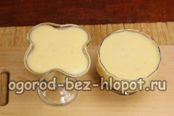 желе изсипете върху купата