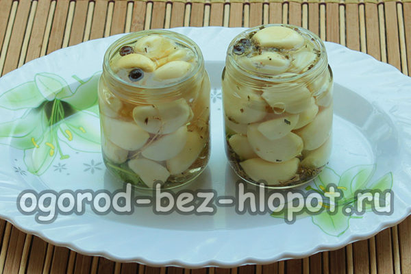 добавете чесъна към маринатата