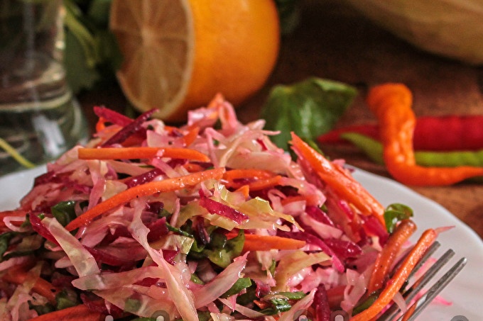 Смесете салата за прочистване на дебелото черво