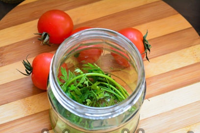 vložte vrchnáky do pohára