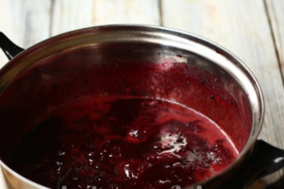 เพิ่มน้ำตาลและโกโก้ลงในลูกพลัม